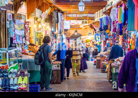 FEZ, in Marocco - 10 dicembre: Bazaar con vestiti e cibo per la vendita in Fez Medina alias. old town. Dicembre 2016 Foto Stock