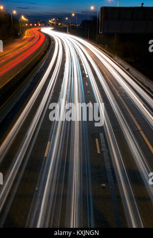 Ruscelli di fari sulla M5 autostrada guardando a sud Bristol Foto Stock