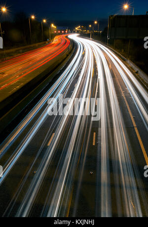 Ruscelli di fari sulla M5 autostrada guardando a sud Bristol Foto Stock