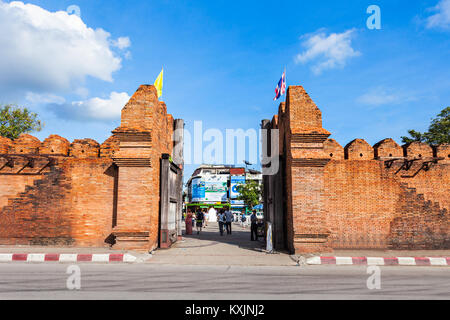 CHIANG MAI, Thailandia - Novembre 07, 2014: Tha Phae porta della città vecchia di Chiang Mai, Thailandia Foto Stock