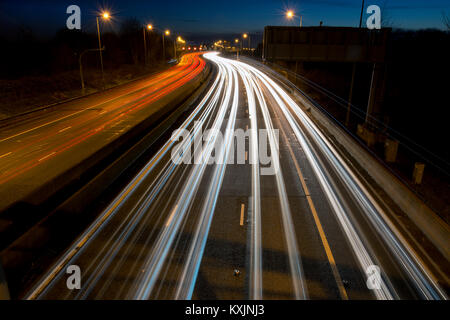 Ruscelli di fari sulla M5 autostrada guardando a sud Bristol Foto Stock