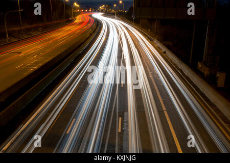 Ruscelli di fari sulla M5 autostrada guardando a sud Bristol Foto Stock