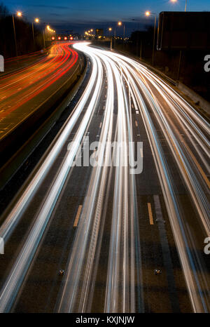 Ruscelli di fari sulla M5 autostrada guardando a sud Bristol Foto Stock