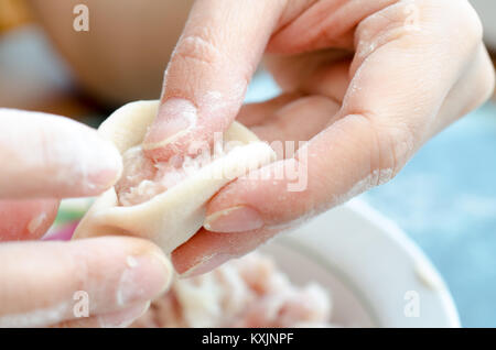 Il processo di realizzazione di deliziosi piatti fatti in casa a base di gnocchi con carne. Foto Stock