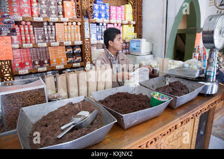 OAXACA, Messico - 6 marzo 2012: lavoratore in un cioccolato e mole shop La Soledad vendita di cioccolato in Oaxaca, Messico Foto Stock