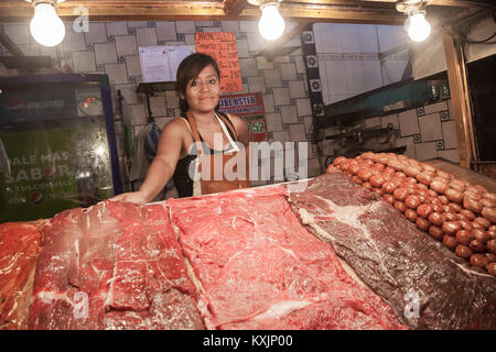 OAXACA, Messico - 8 marzo 2012: Donna vendita soddisfare fresco e salsicce su un locale mercato centrale di Oaxaca, Messico Foto Stock