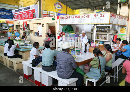 OAXACA, Messico - 6 marzo 2012: persone su una centrale di Oaxaca mangiare di mercato su un mercato food court a Oaxaca, Messico Foto Stock