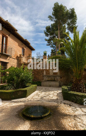 I giardini formali del Convento de San Francisco, ora un Parador Nacional, Alhambra Alta, Granada, Andalusia, Spagna Foto Stock