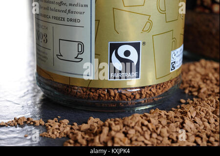 FAIRTRADE simbolo sul vaso di caffè con granuli di caffè REGNO UNITO Foto Stock