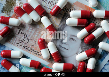 Nuova valuta britannica con capsule di medicamento RE COSTO DI PRESCRIZIONI SANITARIE MEDICINA NHS GP FARMACI ETC REGNO UNITO Foto Stock