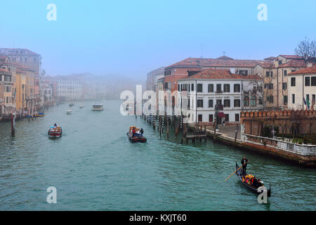 Venezia, Italia - 17 febbraio 2017: Barche e gondola sul foschia mattutina sul Canal Grande a Venezia - famosa destinazione turistica. Foto Stock