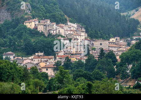 Rocca Pia (L'Aquila, Abruzzo, Italia): vista panoramica in estate sulla strada da Rivisondoli a Sulmona Foto Stock