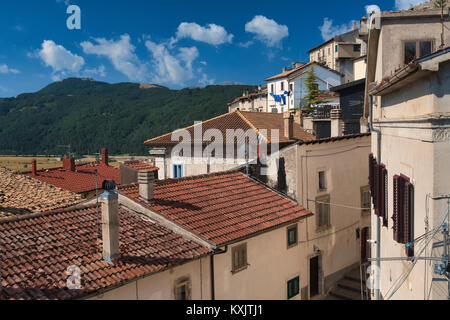 Rivisondoli (L'Aquila, Abruzzo, Italia), il villaggio storico in una mattinata estiva Foto Stock