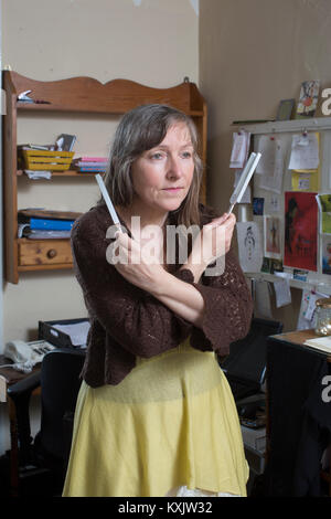 La donna che soffre di ipersensibilità elettromagnetica intolleranza sindrome (EHS) tenendo la guarigione Diapason e dorme all'interno di una gabbia di Faraday, REGNO UNITO Foto Stock