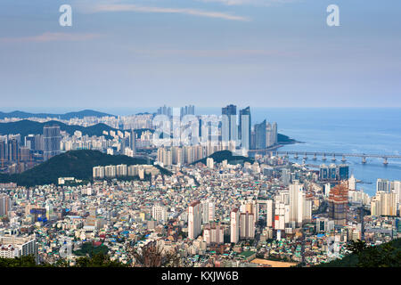 Busan lo skyline della citta'. Provincia Yeongnam, Corea del Sud. Foto Stock