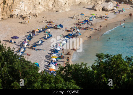 Porto Katsiki Lefkada, Grecia - 14 Luglio 2017: persone nuotare nel mare di Porto Katsiki Beach in Lefkada Island, Grecia Foto Stock