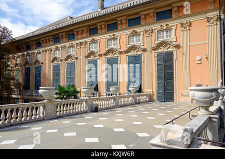 Palazzo Bianco e i giardini di Via Garibaldi, Genova, Italia vista dal tetto del Palazzo Rosso e dai giardini del Palazzo, Foto Stock