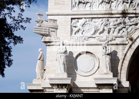 La vittoria Arch, noto anche come il monumento ai caduti o Arco dei Caduti, nel centro di Genova, Italia, Foto Stock