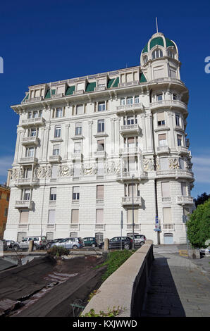 White -dipinti appartamento edificio all'estremità meridionale della Via Corsica, Genova Italia, in un esuberante stile neo-classico di nozze torta-architettura. Foto Stock