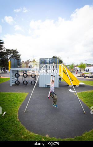 Angelo giardini, Edmonton, parco giochi costruito su ex terreni industriali utilizzati per flytipping. Enfield, Londra 2015 Foto Stock