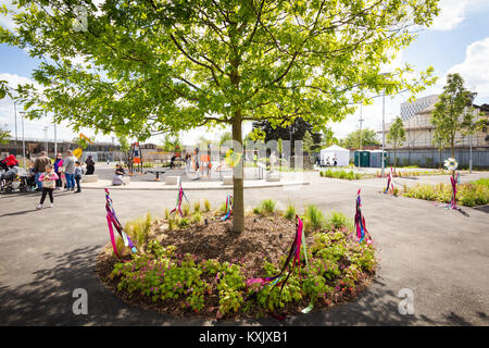 Angelo giardini, Edmonton, parco giochi costruito su ex terreni industriali utilizzati per flytipping. Enfield, Londra 2015 Foto Stock