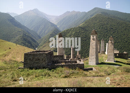 Architettura medievale dell'Nakh popoli in Cecenia e Inguscezia montagne, costruita di blocchi di pietra, eventualmente con calce, argilla e calce spenta o calce-sabbia. Foto Stock