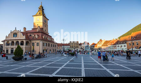 Brasov, Romania - 10 August, 2017: La Brasov Piazza del Consiglio (Piata Sfatului), è la piazza centrale della vecchia città medievale di Brasov. Foto Stock