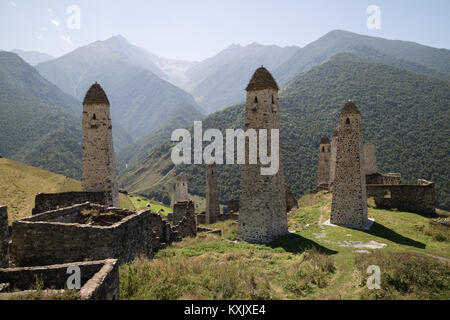 Architettura medievale dell'Nakh popoli in Cecenia e Inguscezia montagne, costruita di blocchi di pietra, eventualmente con calce, argilla e calce spenta o calce-sabbia. Foto Stock