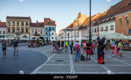 Brasov, Romania - 10 August, 2017: La Brasov Piazza del Consiglio (Piata Sfatului), è la piazza centrale della vecchia città medievale di Brasov. Foto Stock