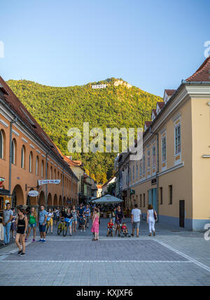 Brasov, Romania - 10 August, 2017: La Brasov Piazza del Consiglio (Piata Sfatului), è la piazza centrale della vecchia città medievale di Brasov. Foto Stock