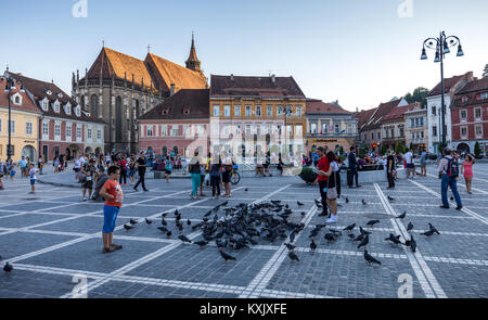 Brasov, Romania - 10 August, 2017: La Brasov Piazza del Consiglio (Piata Sfatului), è la piazza centrale della vecchia città medievale di Brasov. Foto Stock