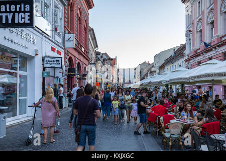 Brasov, Romania - 10 August, 2017: La Brasov Piazza del Consiglio (Piata Sfatului), è la piazza centrale della vecchia città medievale di Brasov. Foto Stock