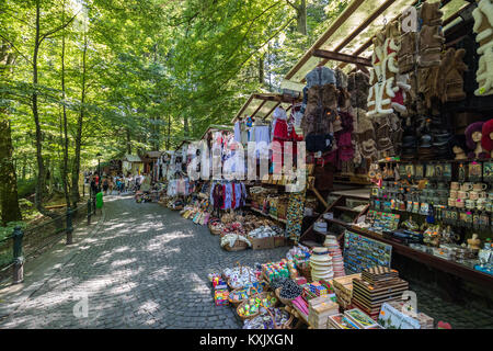 Sinaia, Romania - 11 August, 2017: tradizionale mercato rumeno vicino al Castello di Peles, Sinaia, Romania. Foto Stock