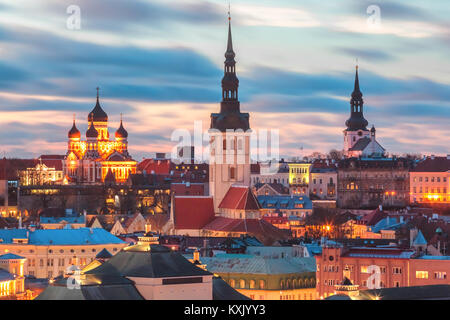 Vista aerea città vecchia al tramonto, Tallinn, Estonia Foto Stock