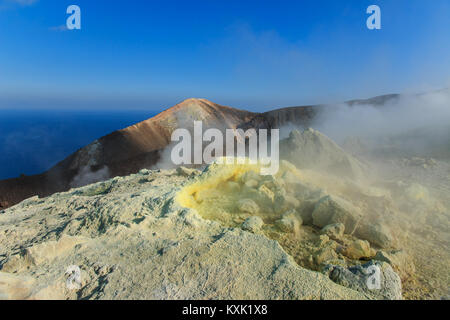 Vista sulla Fossa cratere del vulcano e del mare circostante di isola. Mostra attività vulcanica, dalle fumarole di zolfo del fumo proveniente dal Gran Cratere. Foto Stock