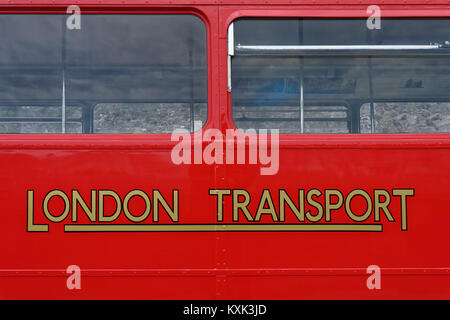 L'iconico il vecchio logo dei Trasporti di Londra sul lato di un autobus Routemaster. Foto Stock