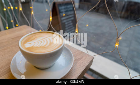 Pronto a bere il caffè caldo latte Foto Stock