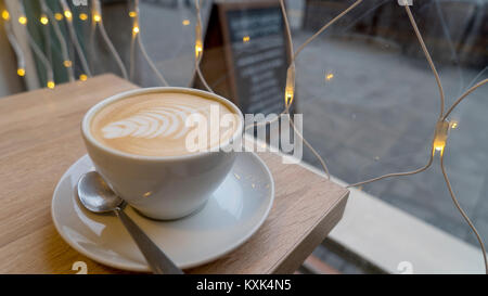 Pronto a bere il caffè caldo latte Foto Stock