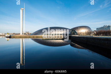 Vista della Torre di Glasgow, Glasgow Science Centre North Quay e il cinema IMAX accanto al fiume Clyde sul cielo blu wintery, Scotland, Regno Unito Foto Stock
