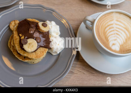 Pronto a bere il caffè caldo latte Foto Stock