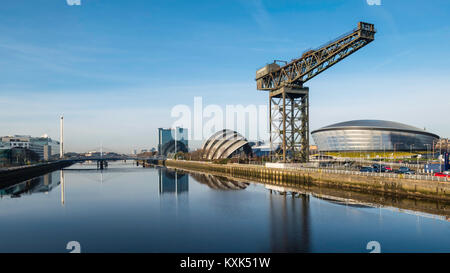 Vista di Finnieston gru, SEC Armadillo e VEDERE Idro arena accanto al fiume Clyde sul cielo blu giornata invernale, Scotland, Regno Unito Foto Stock