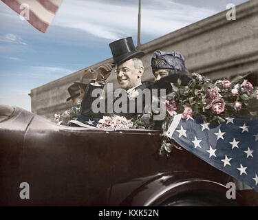 Presidente Woodrow Wilson e sua moglie Edith in una sfilata aperta auto on tour a cercare il sostegno della lega delle nazioni. Settembre 1919. Immagine colorata originali dalla fotocamera 5 x7 pollici negativo di vetro. Foto Stock