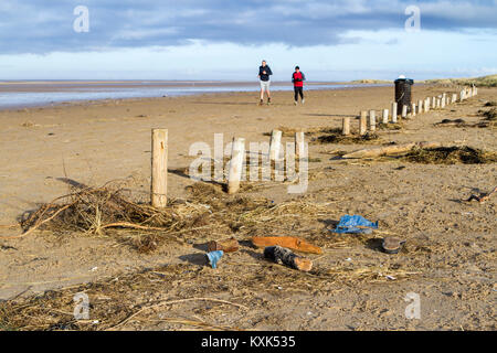 Bottiglie di plastica e rifiuti di detriti sulla spiaggia lavato fino a riva sulla spiaggia di Southport in Merseyside Foto Stock