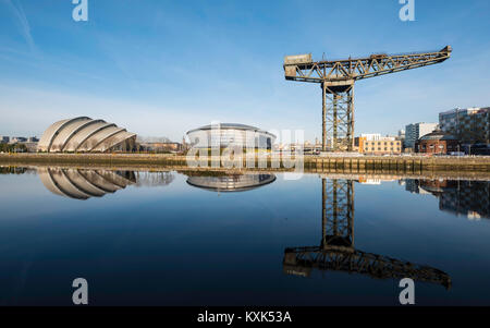 Vista di Finnieston gru, SEC Armadillo e VEDERE Idro arena accanto al fiume Clyde sul cielo blu giornata invernale, Scotland, Regno Unito Foto Stock