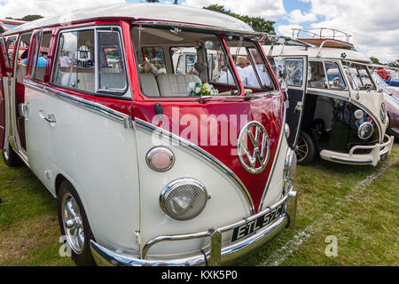 Una coppia di vintage split screen VW camper van al 2016 Classic Show del veicolo, Storrington, West Sussex Foto Stock