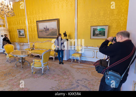 Fotografo di scattare la foto di una donna. Camera in stile rococò, camere di stato al Museo Albertina di Vienna. Foto Stock