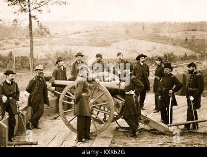 Atlanta, Ga. Gen. William T. Sherman, poggiando sulla violazione della pistola, e lo staff di Fort Federale n. 7 Foto Stock