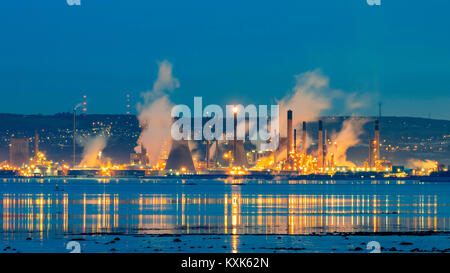 Vista di INEOS Grangemouth raffineria di petrolio accanto al fiume Forth in Scozia, Regno Unito Foto Stock