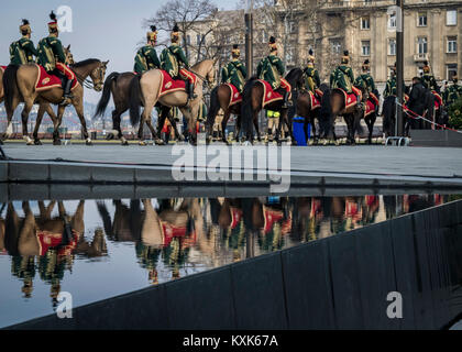 Processione degli ussari sui cavalli durante il 15 marzo parata militare a Budapest, Ungheria. Ussaro cavalleria in festa tradizionale uniforme. Foto Stock