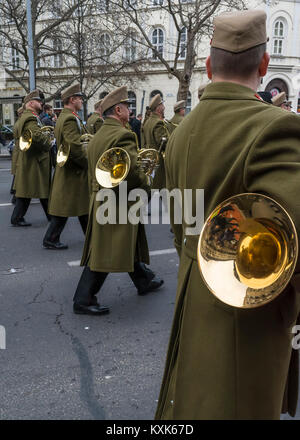 Soldati marzo con le trombe durante il 15 marzo sfilata in Budapest, Ungheria. Orchestra militare sulla nazionale ungherese di vacanza. Foto Stock